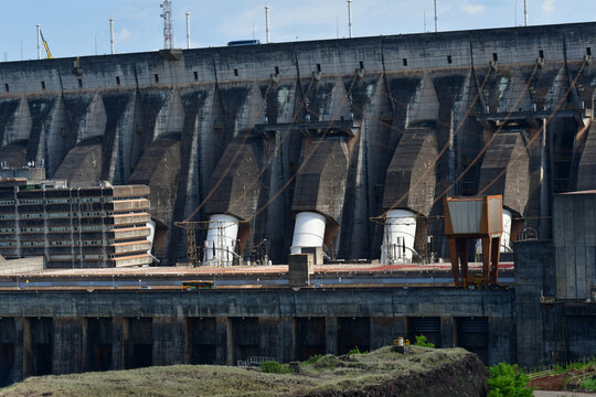 Usina Hidrelétrica De Itaipu Entre Brasil E Paraguai. Usina Binacional. 