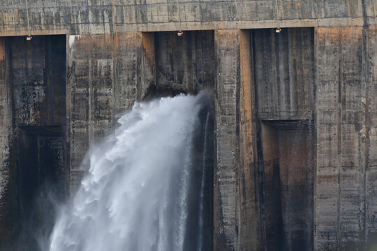 Usina Hidrel&eacute;trica de Itaipu entre Brasil e Paraguai. Usina binacional. 
