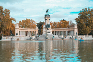 Fototapeta na wymiar Great pond and monument to Alfonso XII at the Retiro Park (Parque del Buen Retiro) in Madrid 