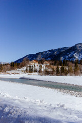 Ufer des Sylvensteinsees im Winter. Lenggries, an der Straße von Bad Tölz zum Achensee.