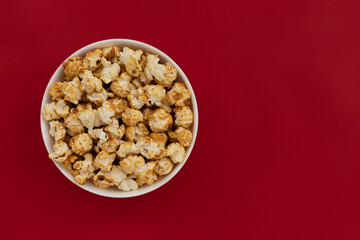 caramel popcorn in bowl, sweet snacks close up