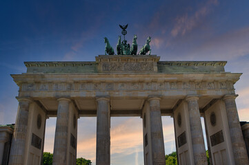 Blick auf das Brandenburger Tor in Berlin Deutschland im Abendrot
