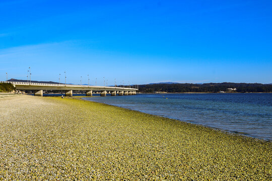 Playa del Vao a orillas del puente de la Isla