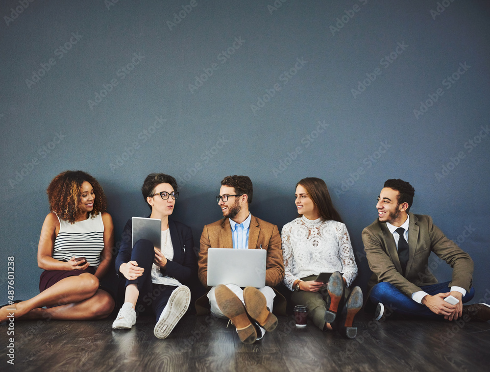 Leinwandbilder the connected team has great rapport. studio shot of a group of businesspeople using wireless techno