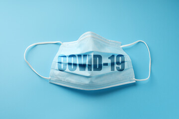 Medizinische Schutzmaske mit Schriftzug Covid-19