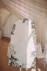 A stand with a list of wedding guests 3807.