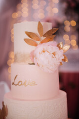 Stylish wedding cake with leaves 3817.