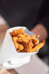 cono de papas fritas en puesto de comida callejero