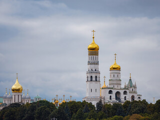 Fototapeta na wymiar Grand Kremlin palace. Church Of The Kremlin. Kremlin embankment. river Moscow. Popular tourist attraction. Business card of Moscow.