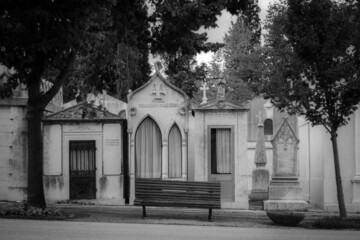 Obraz premium Park bench in front of a tomb
