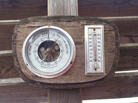 Ancien baromètre vintage servant à indiquer la pression atmosphérique. Objet rétro. Quel temps fera t-il demain ?