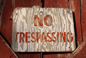 No trespassing sign. - obrazy, fototapety, plakaty