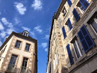 Maisons typiques françaises idéales dont une avec des volets bleus, pour des vacances en Europe sous un ciel bleu. Patrimoine français. 