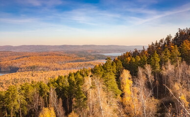 Obraz premium Autumn landscape from the top of a mountain with a lake, trees, mountains and sky