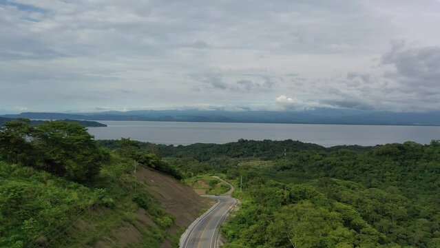 Video de playa y manglar con vista al oc&eacute;ano