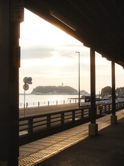 江ノ電の駅から見える海と夕日
