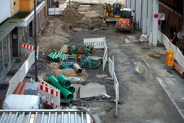 Große Baustelle mit Abwasserrohren und Straßenbau am Königsplatz in der Innenstadt von Paderborn...
