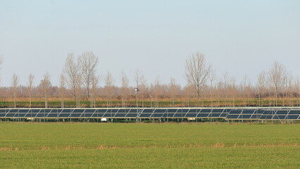 Panelli fotovoltaici, panelli solari nel campo