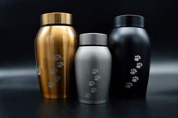 Pet urns for cremation or burial. Funeral urns.	