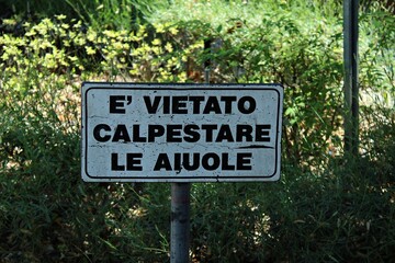 Italy: Road signal (Trasl= It's forbidden to step on the flower beds).