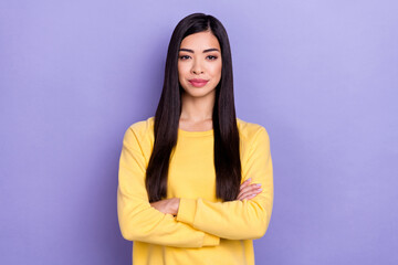 Obraz premium Photo of young pretty woman folded hands agent manager lawyer promoter isolated over purple color background