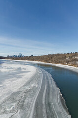 Obraz premium The North Saskatchewan River with Downtown Edmonton in the Background