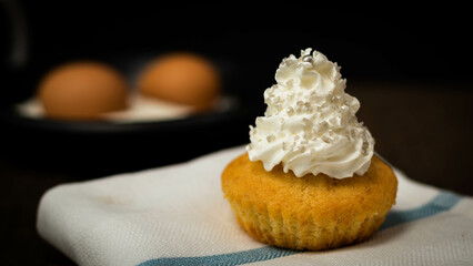 Fototapeta na wymiar Muffin and cream