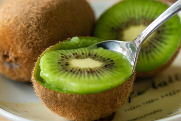 Comiendo de desayuno saludable un delicioso kiwi