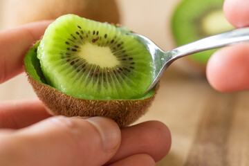 Comiendo un delicioso y saludable kiwi como postre