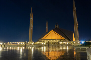 Fototapeta na wymiar A beautiful night view of Faisal Mosque Islamabad, Pakistan
