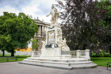 Obraz premium The Mozart Monument in Vienna, Austria