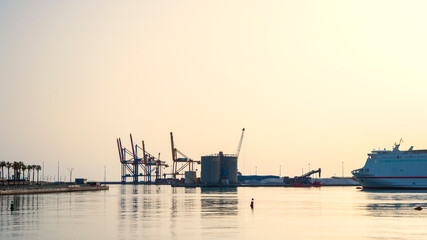 Fototapeta premium Grúas del puerto de Málaga al atardecer