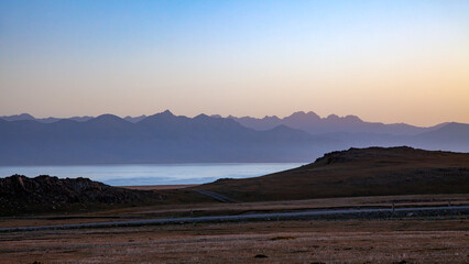 Derniers rayons de soleil sur un lac d'altitude en Asie Centrale