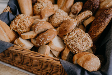 Verschiedene Brotsorten am Buffet