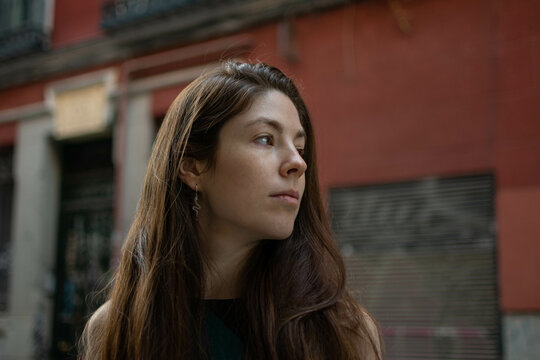 Young caucasian woman serious confident standing at street
