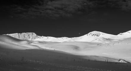 l'ascesa sulla neve al rifugio sebastiani da campo felice, in una giornata soleggiata