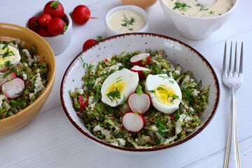 Tarte brokuły z jajkiem i sosem chrzanowym © Monika