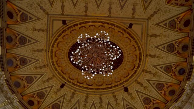 PLAFOND GEOMETRIQUE AVEC LUSTRE 
