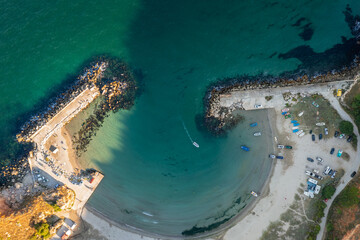 Hoge hoekfoto van Bolata Beach, gelegen in het natuurreservaat Kaliakra boven de Zwarte Zee in Bulgarije