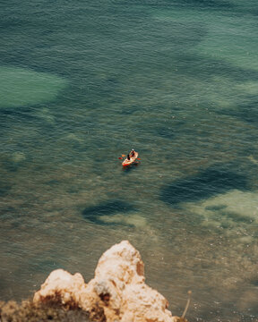 Casal de Canoa na Praia da Marinha, Algarve