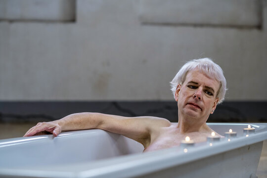 Ein Mensch will nicht mehr leben und entschlie&szlig;t sich zum Selbstmord in einer Badewanne bei Kerzenschein. 