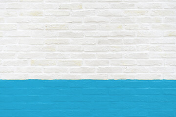 白と青の2色に塗られた煉瓦壁