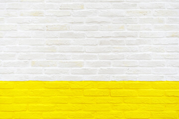 白と黄色の2色に塗られた煉瓦壁
