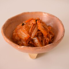 皿に入れた韓国キムチ、手作りキムチ