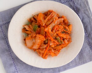 皿に入れた韓国キムチ、手作りキムチ