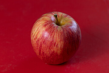 Manzana roja sobre fondo rojo