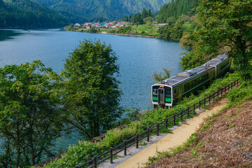Fototapeta premium 只見川と列車