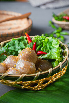 Sa koo Sai moo (Steamed tapioca ball with sweet pork)
