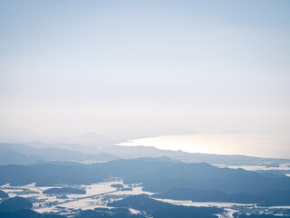 伊吹山から見える霞んだ琵琶湖湖畔