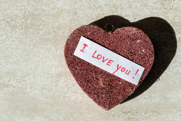 keychain in the shape of a red heart with sparkles and the inscription I love you close-up